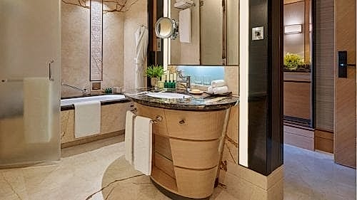 Shangri-La Hotel Bengaluru																						 Hotel Bathroom								 Melisa Jin							
														